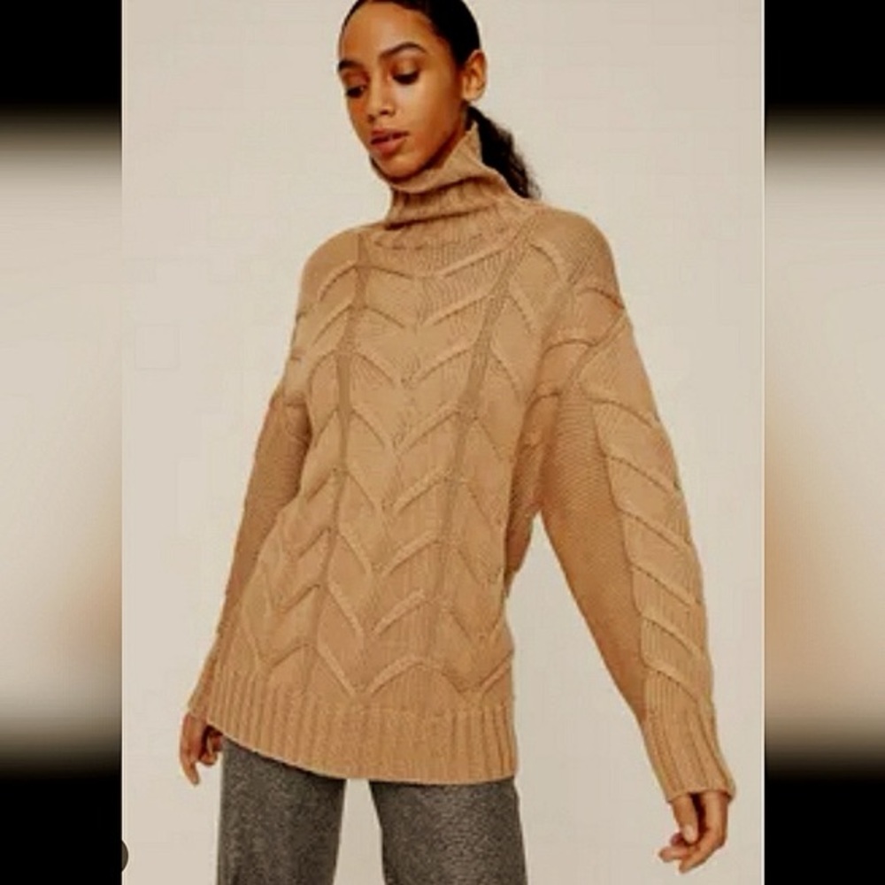 Aritiza Wilfred Sweater size S 100% merino wool in camel.